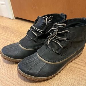 Sorel out and about duck boot, in black, size 7.5